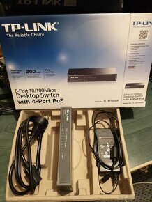 TP-LINK  switch 8-port s napájením kabelů - 2