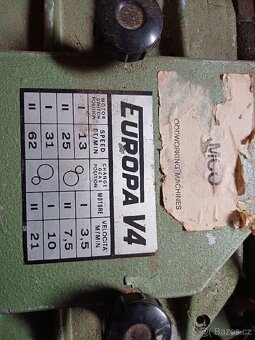 Spodni fréza made in Canada s podavačem - 2