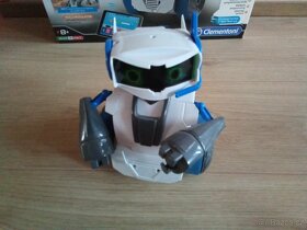 Clementoni Robot CYBER mluvicí
- 2