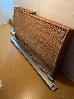 Prodám ratanovou postel Ikea 180x200 + matrace Hyllestad - 2