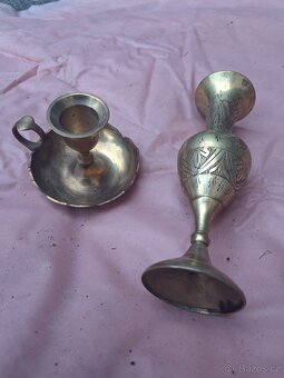2 mosazné svícny a vázička - 2