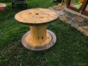 Dřevěná cívka vhodná jako zahradní stolek - 2