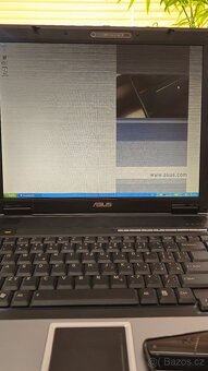 Funkční starší notebook Asus - 2