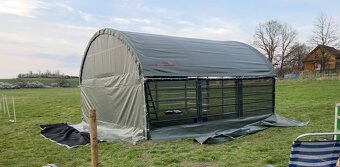 Prodám přístřešek pro zvířata 6×6 m včetně hrazení a plachet - 2