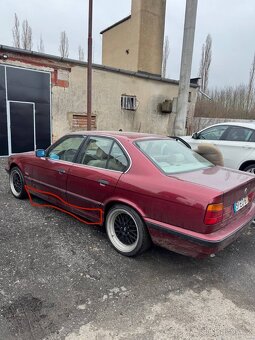 boční spodní lišty (moldingy) na BMW E34 - 2