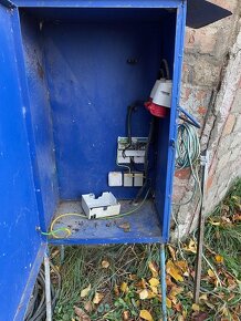 Stavební rozvaděč s kabelem. - 2