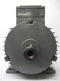 Patkový elektromotor 380V.2,2kw-2865ot.min.Mohelnice. - 2