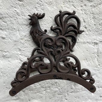 ZÁVĚSNÝ LITINOVÝ DRŽÁK NA ZAHRADNÍ HADICI S KOHOUTEM - 2