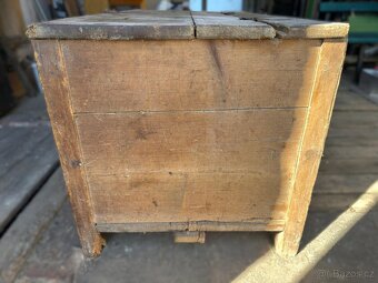 Stará dřevěná truhla - 2