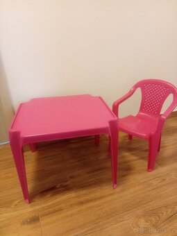 Dětský plastový stůl a židle - 2