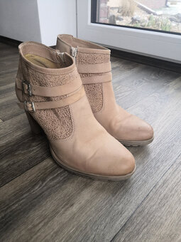 Béžové kožené kotníkové boty - 2