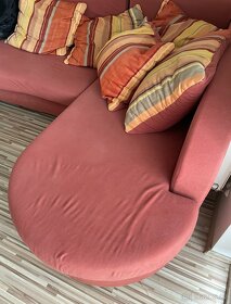 Oranžový "Lkový" gauč s polštáři - 2