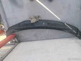 Plast pod čelní sklo Chrysler Voyager - 2