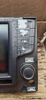 Displej rádia vw passat b8 3g0 919605 D poškozené - 2