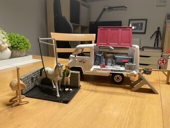 SCHLEICH Veterina + Mobilní veterina + Králíkárna - 2