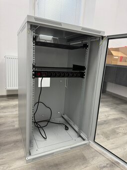 Prodám nástěnný rack Solarix Sensa 21U + příslušenství - 2