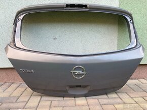 Dveře páté OPEL CORSA D zadní víko 100361023 - 2