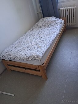 Klasická postel vč.matrace, přikrývky, polštáře a povlečení - 2