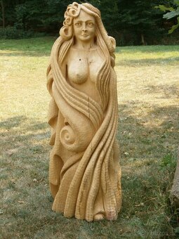 Dřevěná socha ženy v zamyšlení - 2