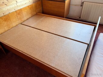 stará ložnice(postel,noční stolek,4x skříň) - 2