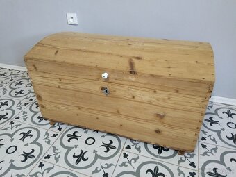 Starý, velký, dřevěný kufr, truhla po renovaci 2 - 2