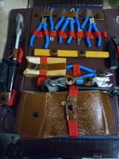 Kufr s elektrikářským nářadím z roku 1975 - 2