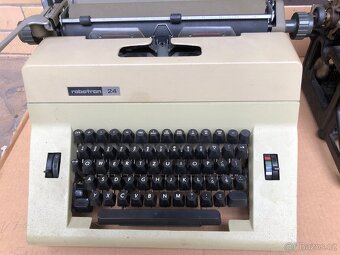 Dva staré psací stroje - 2