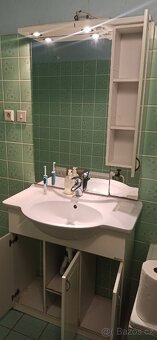 Koupelnová skříň s umyvadlem a baterií - 2