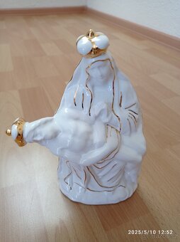 Michelangelova pieta.První je porcelánová, druhá alabastrová - 2