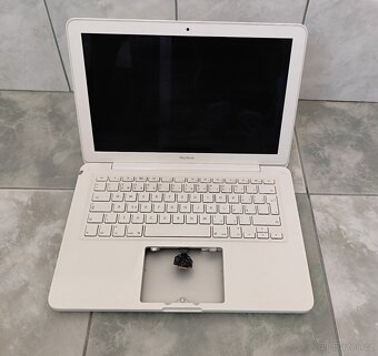 MACBOOK UNIBODY A1342 Z ROKU 2009 NA NÁHRADNÍ DÍLY - 2