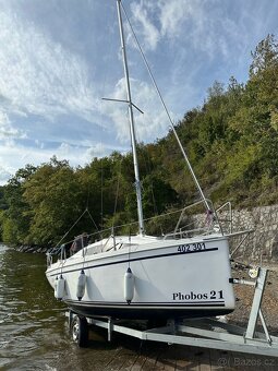 Loď Plachetnice PHOBOS 21 + motor SUZUKI DF5L + man. přívěs - 2