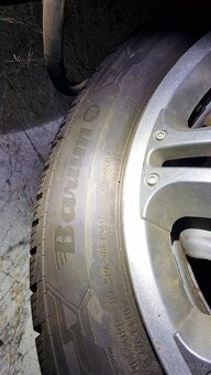 Zimní Barum 145/70 R13 s disky a poklicemi - 2