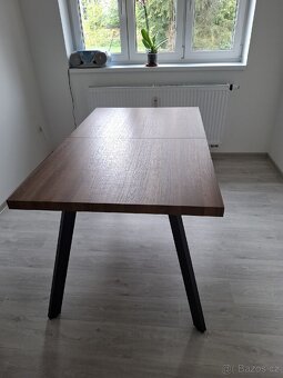 Masivní kuchyňský stůl ve výborném stavu - 2