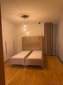 Stylová čalouněná postel – ihned k odběru - 2