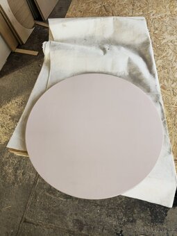 Designovy kulaty stul - 2