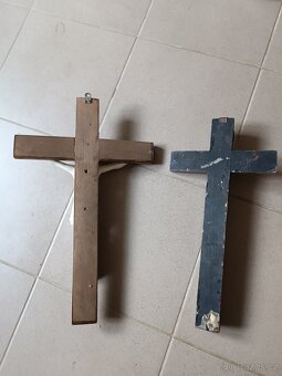 Staré kříže dřevěnné s Ježíšem - 2