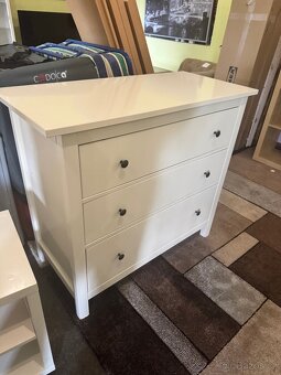 Hezká bílá šuplíková komoda IKEA HEMNES - 2