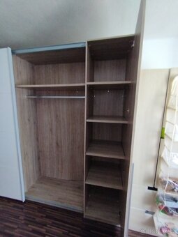 Velká šatní posuvná skříň - 2
