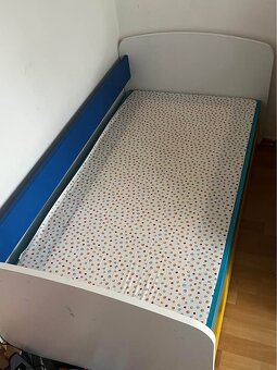 Dětská postel se zábranou, roštem, matrací a úložný prostor - 2