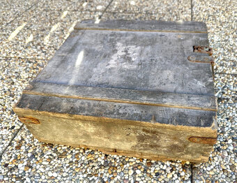 vojenská dřevěná bedna na granáty stará - 2