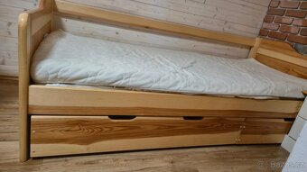 Dřevěná postel s úložným prostorem - 2