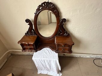 Dřevěny kosmetický stolek - 2