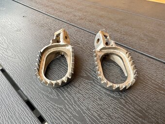 Titanové stupačky SCAR - 2