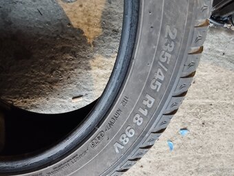 235/45/18 98v Kumho - zimní pneu 2ks - 2