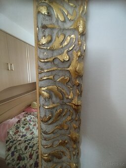Zdobené nástěnné zrcadlo – zlatý rám, vintage styl - 2