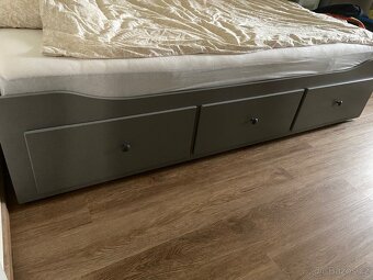 Hemnes postel seda vcetne 2 matraci a rostu REZERVACE - 2