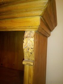 Historická policová skříň z masivu s řezbářskou výzdobou - 2