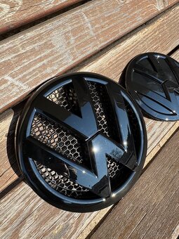 Přední a zadní znak VW na T5 - černé a nové  - 2