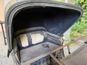 Historický dřevěný kočár (rok 1900) REZERVACE - 2