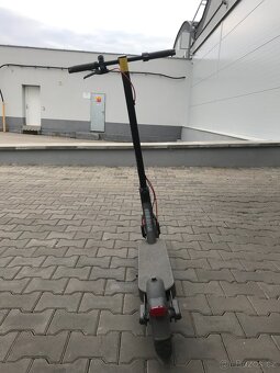 Elektrická koloběžka Xiaomi 4 PRO 2nd Gen černá - 2
